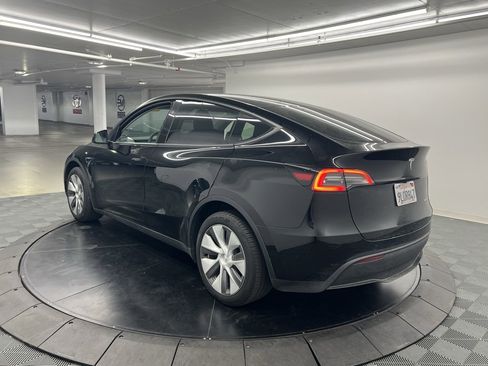 Used 2024 Tesla Model Y Long Range image 3