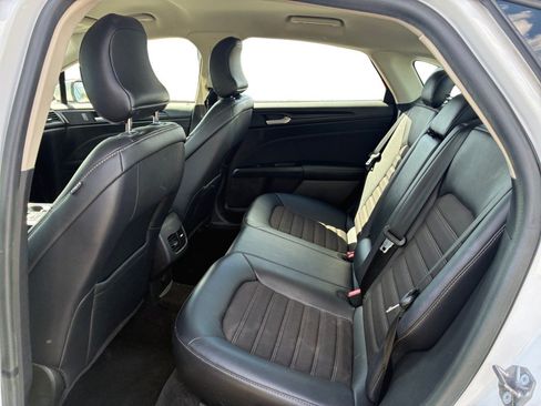 Used 2018 Ford Fusion SE w/ Equipment Group 201A FWD image 10