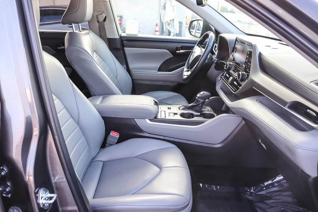 Used 2022 Toyota Highlander XLE FWD image 21
