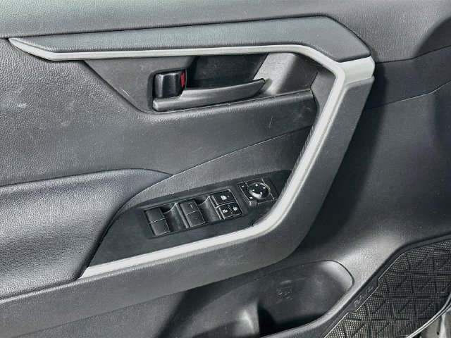 Used 2021 Toyota RAV4 LE AWD/4WD image 22