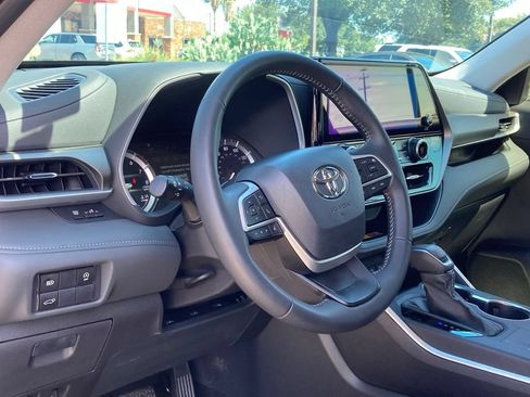 Certified 2025 Toyota Highlander XLE FWD image 8