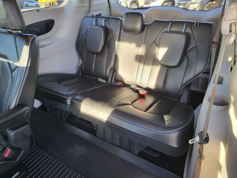 Used 2018 Chrysler Pacifica Limited image 15
