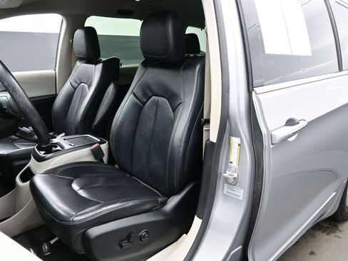 Used 2017 Chrysler Pacifica Touring-L Plus image 11