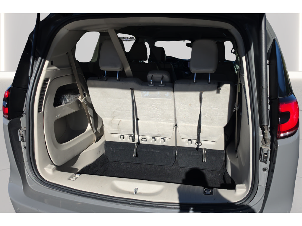 Used 2021 Chrysler Pacifica Touring-L FWD image 17