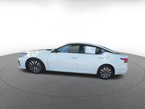 Used 2025 Nissan Altima 2.5 SV FWD image 9