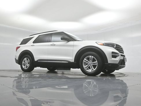 Certified 2023 Ford Explorer XLT w/ Equipment Group 202A RWD image 4