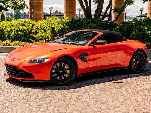 Used 2023 Aston Martin V8 Vantage Roadster RWD image 32