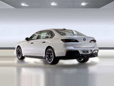 New 2026 BMW 750e xDrive w/ Premium Package AWD/4WD image 3