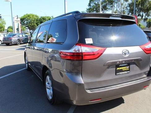 Used 2017 Toyota Sienna LE FWD image 12
