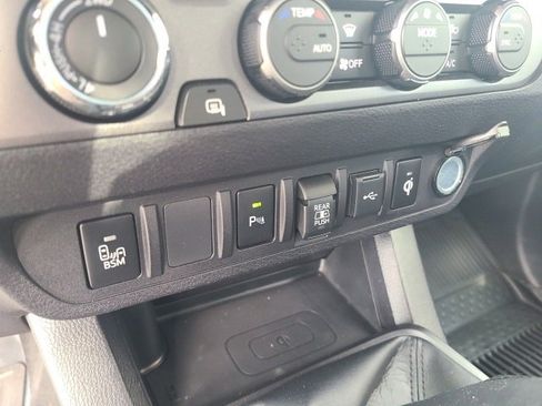 Used 2020 Toyota Tacoma TRD Sport image 28