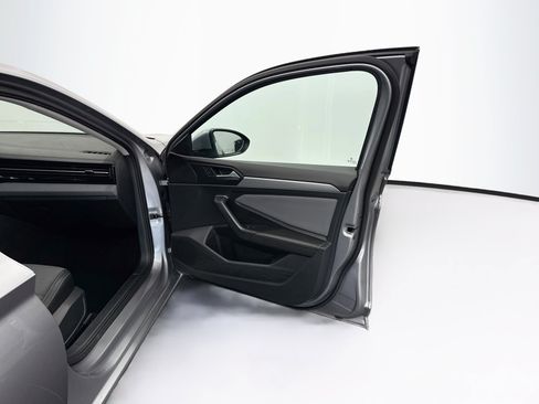 Used 2025 Volkswagen Jetta SE FWD image 30