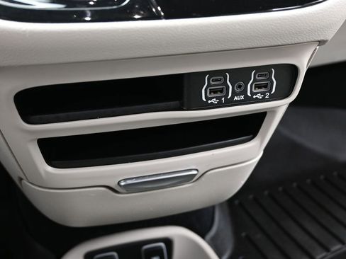 Used 2021 Chrysler Pacifica Touring-L image 21