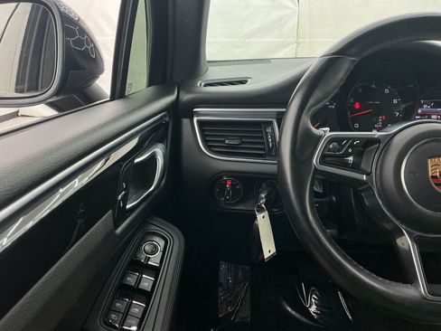 Used 2018 Porsche Macan AWD/4WD image 32