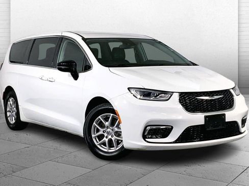 Used 2024 Chrysler Pacifica Touring-L FWD image 1