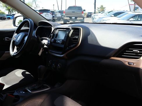 Used 2018 Jeep Cherokee Latitude FWD image 35