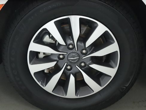 Used 2024 Chrysler Pacifica Limited FWD image 37