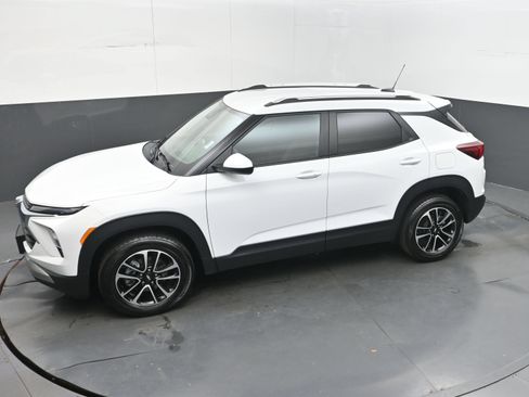 Used 2025 Chevrolet TrailBlazer LT AWD/4WD image 35