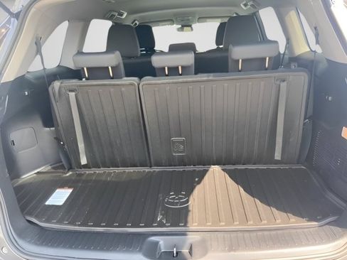 Used 2019 Toyota Highlander LE FWD image 12
