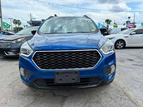 Used 2017 Ford Escape SE w/ SE Sport Appearance Package FWD image 1
