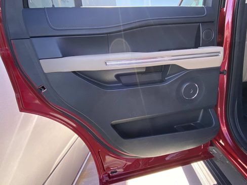 Used 2022 Ford Expedition Limited image 13