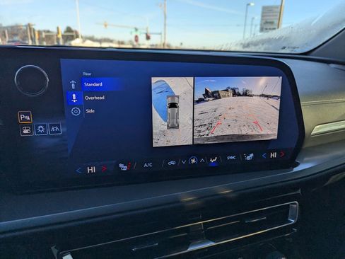 Used 2024 Chevrolet Traverse LT image 33