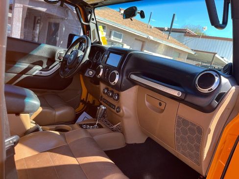 Used 2012 Jeep Wrangler Unlimited Rubicon w/ Connectivity Group image 32