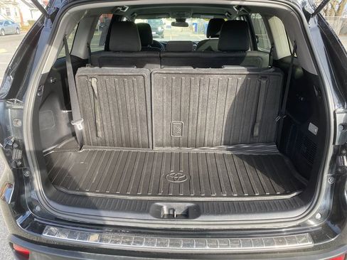 Used 2019 Toyota Highlander LE AWD/4WD image 25