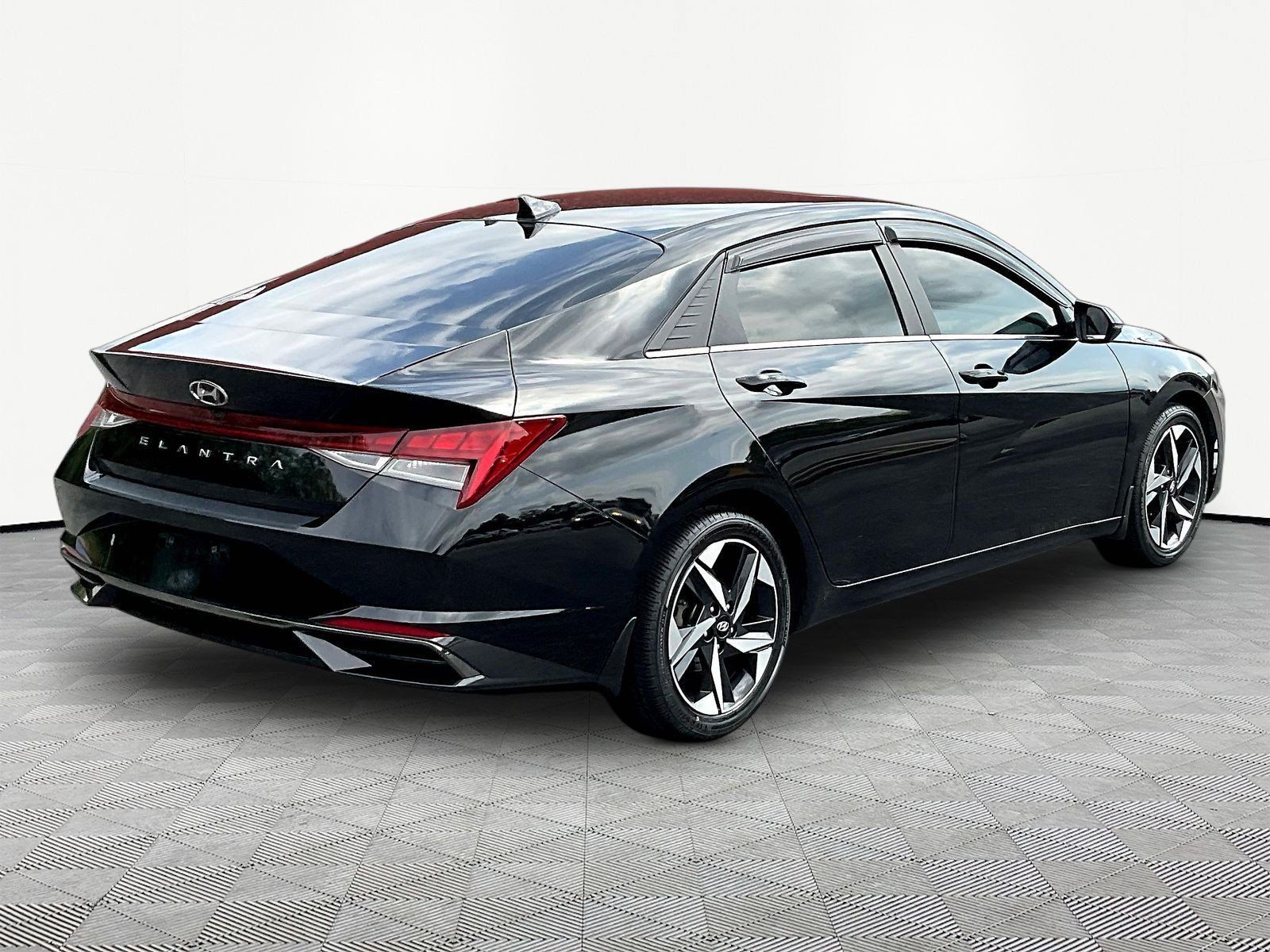Used 2022 Hyundai Elantra SEL w/ Convenience + Premium Package FWD image 6