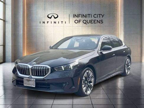 Used 2025 BMW 530i xDrive w/ Premium Package AWD/4WD image 4