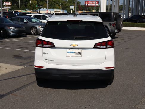 Used 2022 Chevrolet Equinox LS FWD image 9