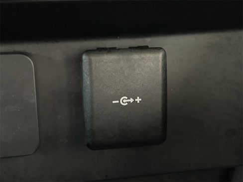 Used 2024 Land Rover Defender 130 X-Dynamic SE image 34