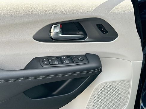 Used 2023 Chrysler Pacifica Touring-L image 17