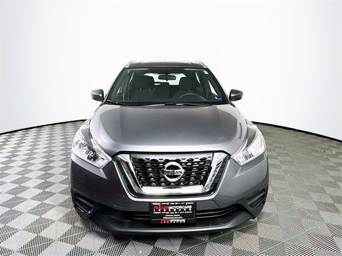 Used 2018 Nissan Kicks SV image 2