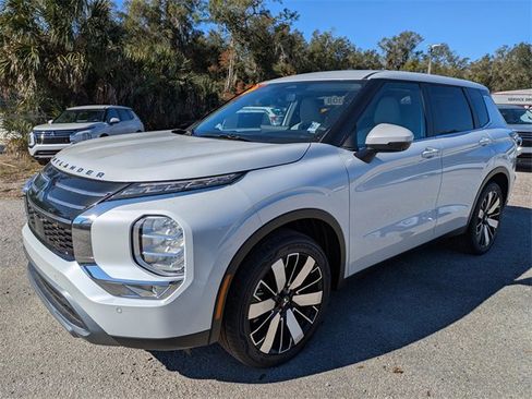 New 2025 Mitsubishi Outlander SE image 8