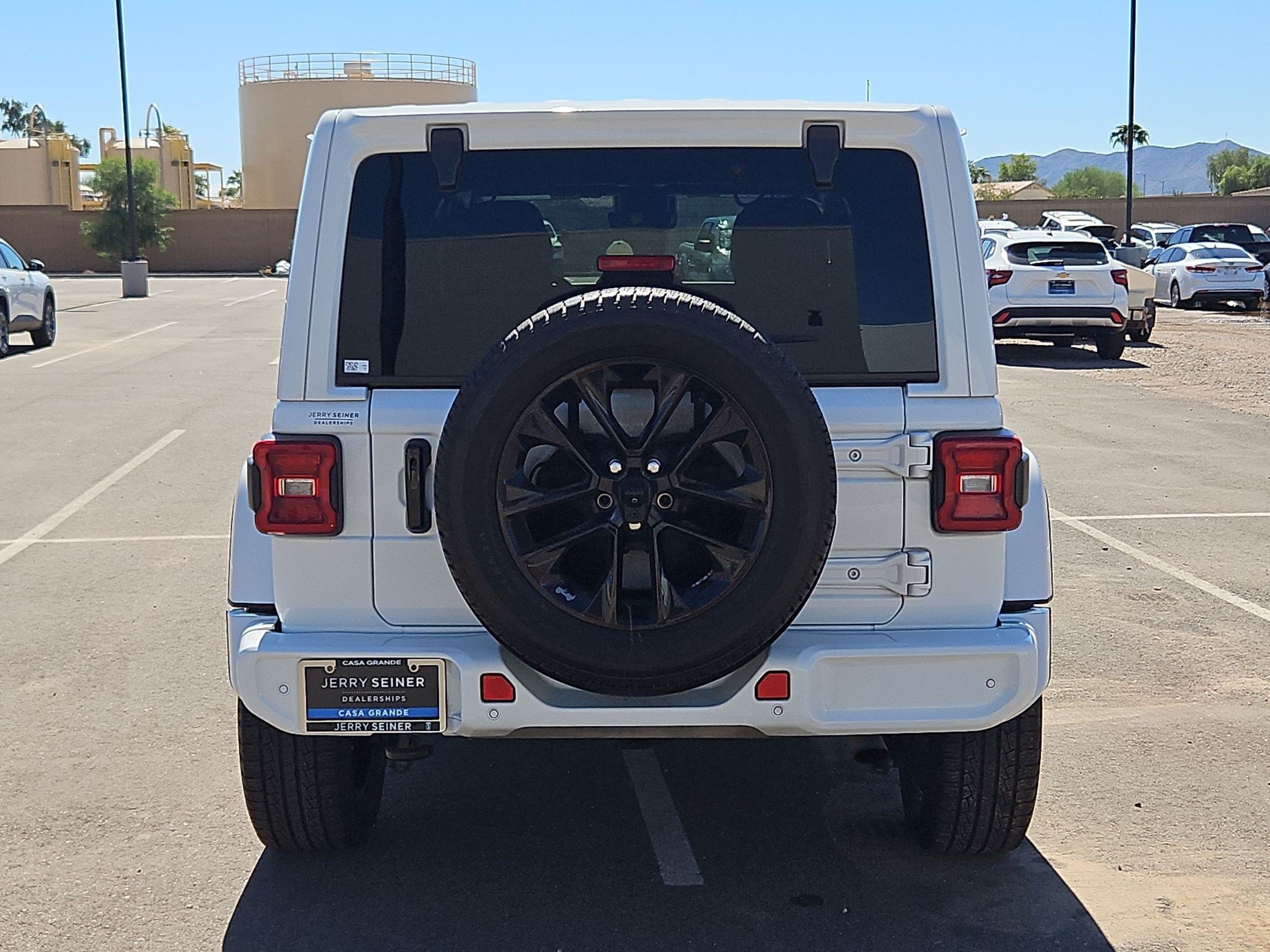 Used 2023 Jeep Wrangler Unlimited Sahara AWD/4WD image 5