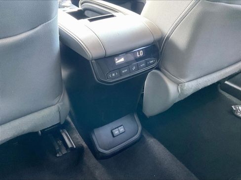 Used 2023 Toyota Highlander L AWD/4WD image 10
