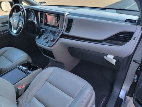 Used 2017 Toyota Sienna XLE w/ XLE Navigation Package image 11