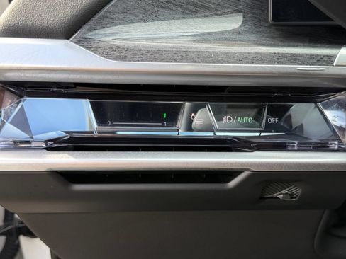 Used 2023 BMW 740i w/ Parking Assistance Package RWD image 19