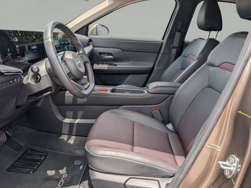 Used 2025 Nissan Kicks SR FWD image 17