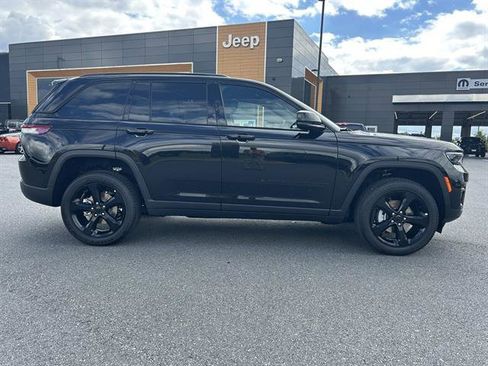 New 2025 Jeep Grand Cherokee Altitude image 2