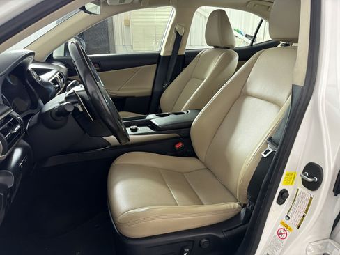Used 2018 Lexus IS 300 AWD image 5