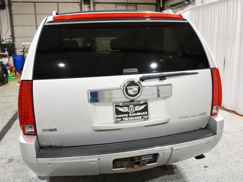 Used 2011 Cadillac Escalade ESV Premium image 13