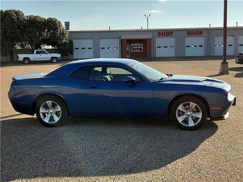 Used 2022 Dodge Challenger SXT image 5