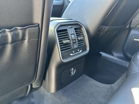 Used 2025 Porsche Macan image 23