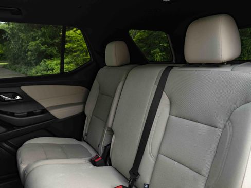 Used 2023 Chevrolet Traverse LS FWD image 18