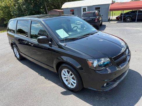 Used 2020 Dodge Grand Caravan SE FWD image 2