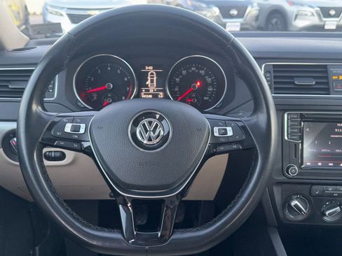 Used 2017 Volkswagen Jetta SE image 12