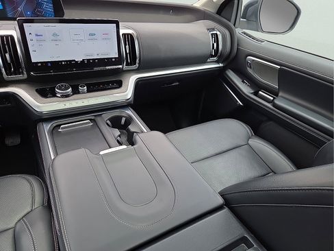 Used 2025 Ford Expedition Platinum AWD/4WD image 13