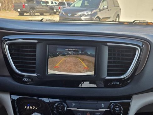 Used 2023 Chrysler Voyager LX image 19