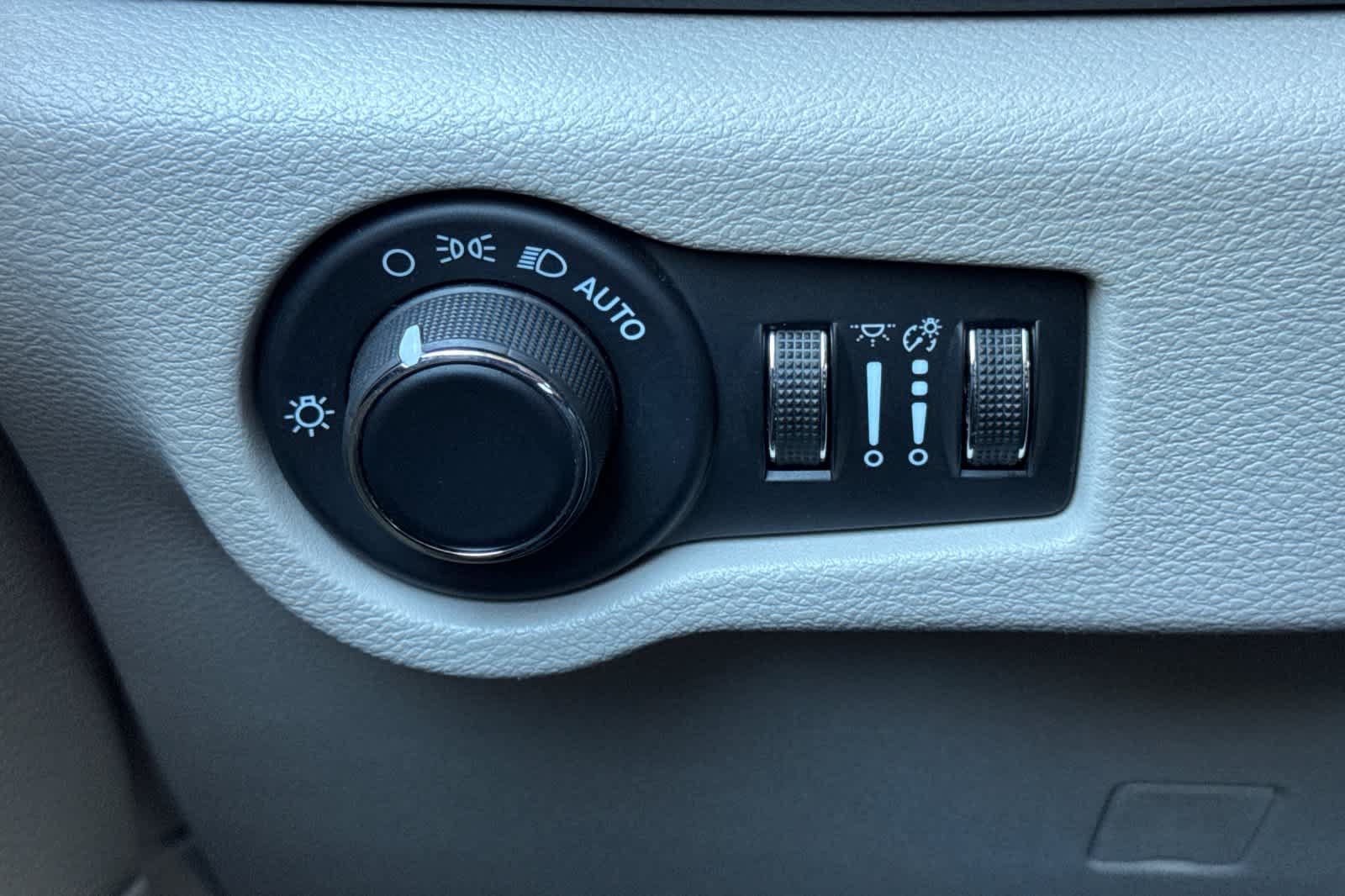 Used 2023 Chrysler Voyager LX FWD image 29